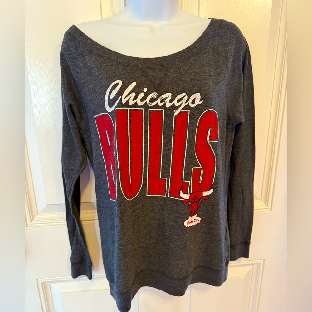 Women’s NBA Chicago Bulls off shoulder shirt Sz M - Picture 2 of 4